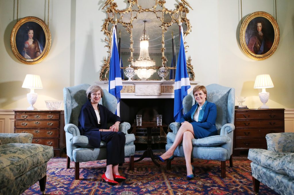 Theresa May (a sinistra) e Nicola Sturgeon nella residenza ufficiale di Bute House a Edimburgo (AFP)