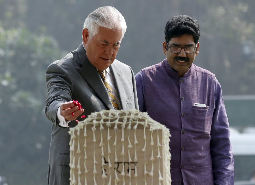 Il segretario di Stato americano Rex Tillerson sul luogo dell’assassinio di Gandhi a New Delhi (Keystone)