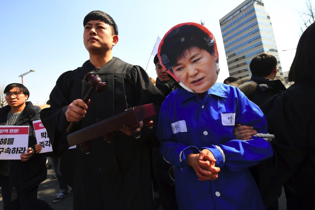 Da più di mille giorni, al centro della capitale Seul, si susseguono proteste che hanno condotto all’impeachment dell’ex presidente Park Geun-hye (AFP)