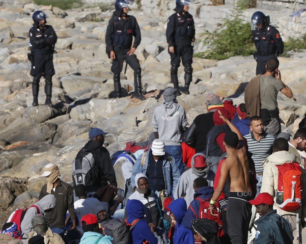 Migranti africani sulle coste di Ventimiglia, al confine con la Francia (AFP)