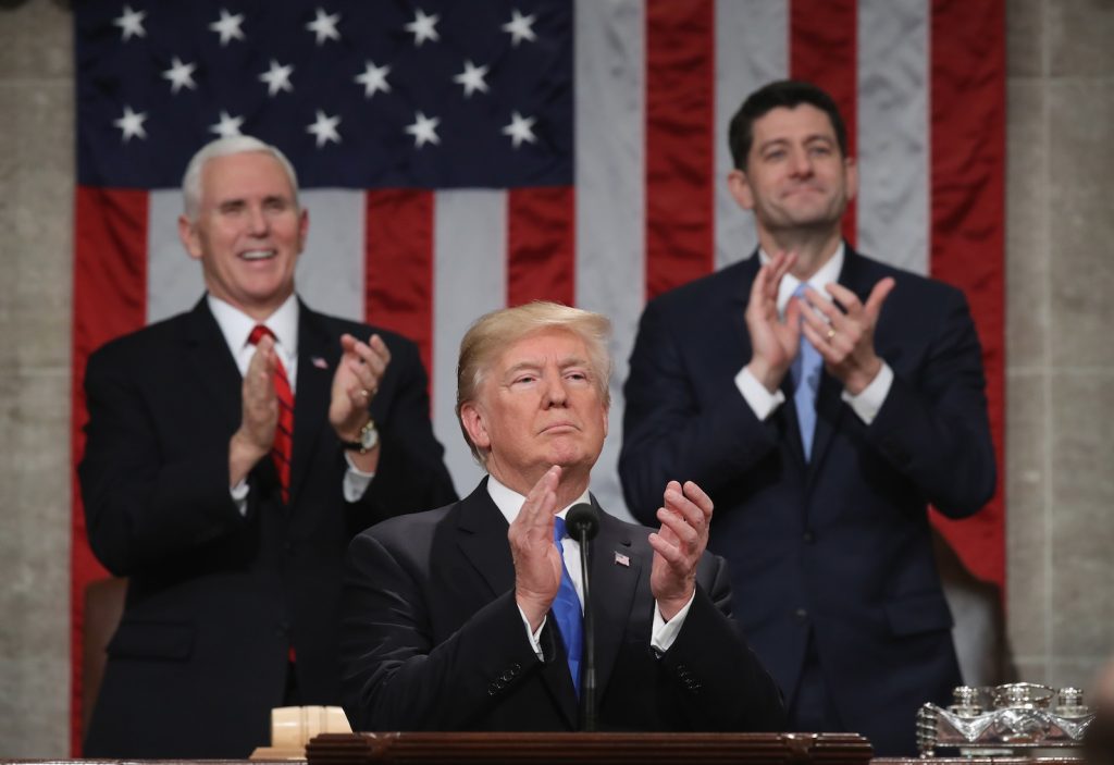 Donald Trump fra il vicepresidente Mike Pence (sinistra) e il presidente della Camera Paul Ryan (AFP)