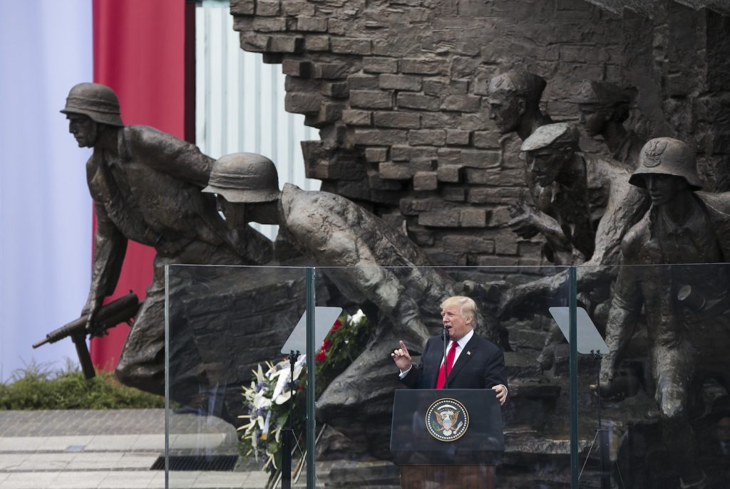 Il presidente americano Donald Trump davanti al Monumento ai caduti dell’Insurrezione di Varsavia nel 1943 (AFP)