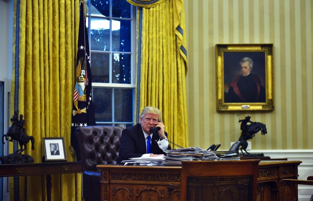 Donald Trump nello studio ovale della Casa Bianca (AFP)