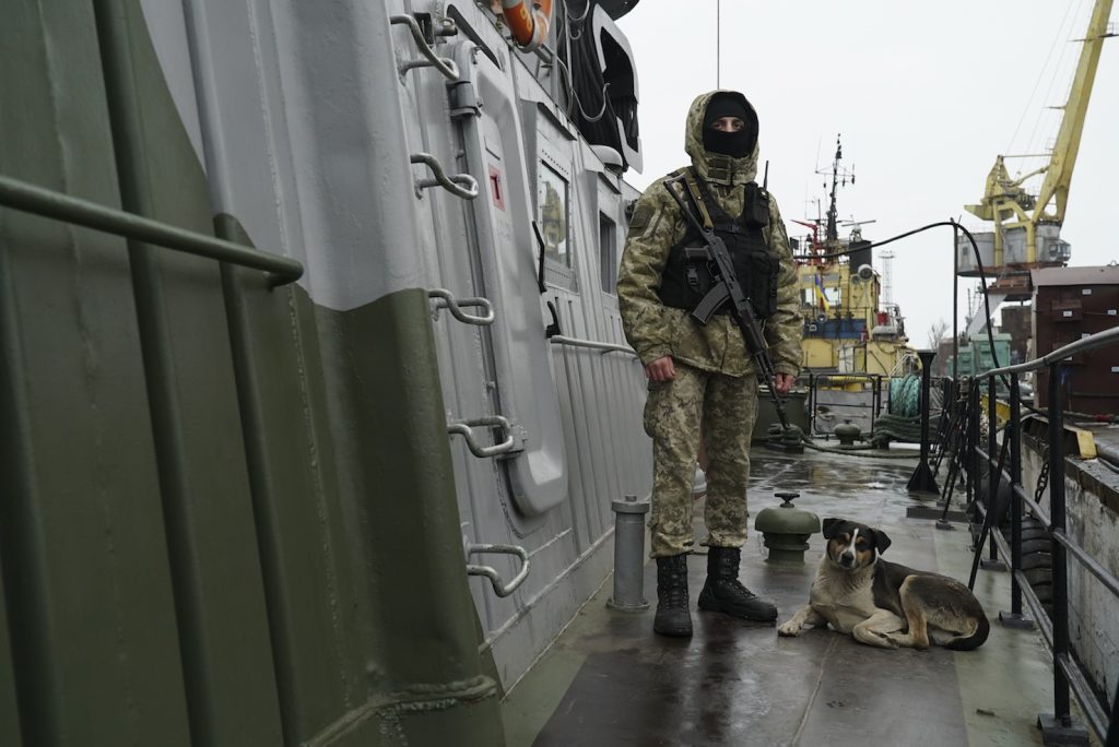Un addetto della Guardia costiera nel porto di Mariupol, mare di Azov, Ucraina (Keystone)