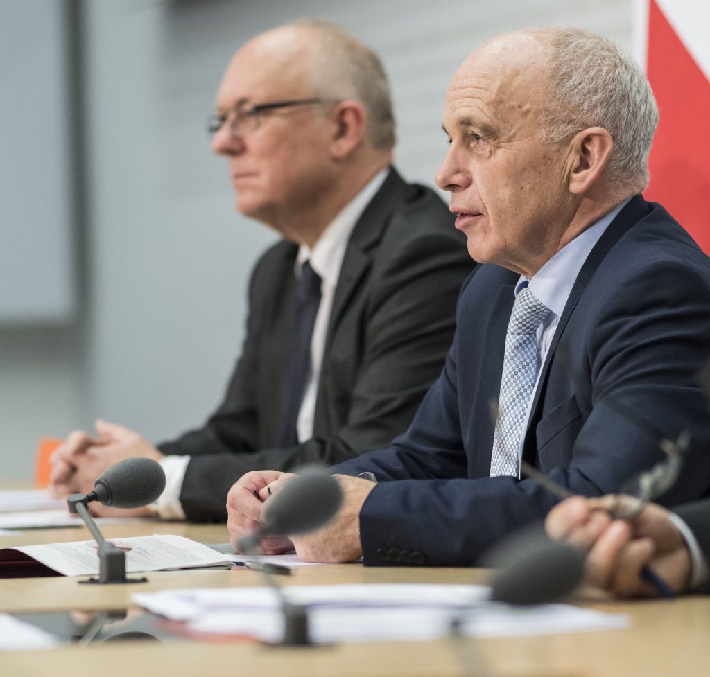 Ueli Maurer e il direttore dell’Amministrazione federale delle contribuzioni Adrian Hug: obiettivo della riforma è ridurre gli oneri per le aziende (Keystone)