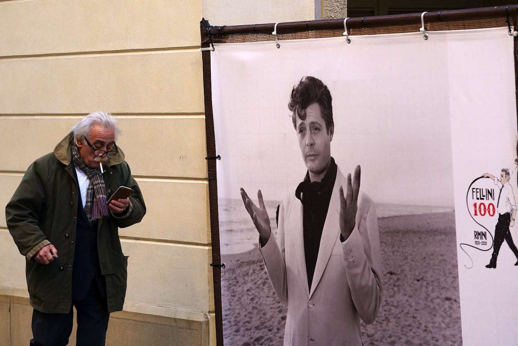 Il cartellone di Marcello Mastroianni in "La dolce vita" di Fellini