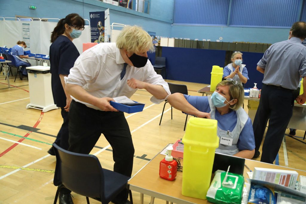 Boris Johnson baldanzoso visita un centro di vaccinazione a Cwmbran, città nel Galles sud-orientale (AFP)