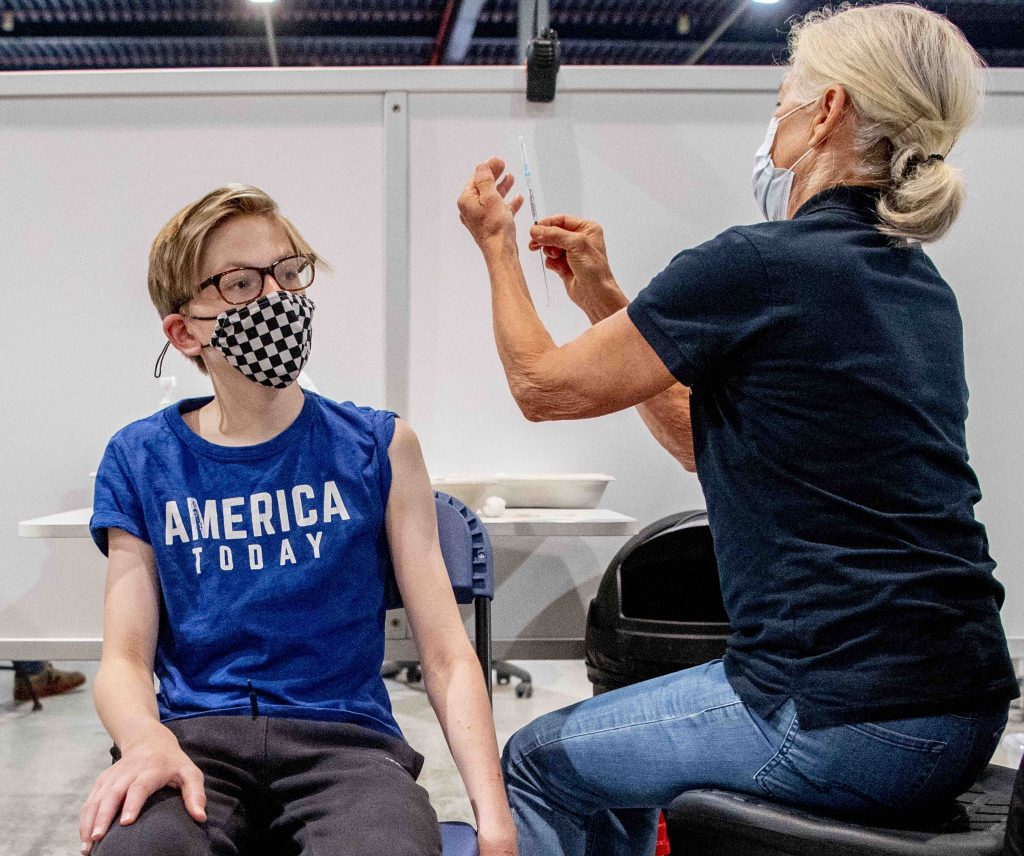 I giovani sanno di essere soggetti a basso rischio, con indici di ricovero e mortalità per Covid inferiori agli anziani (Shutterstock)