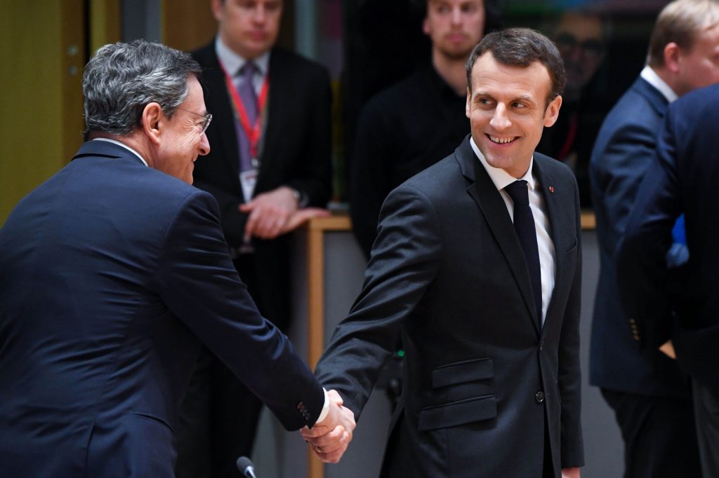Emmanuel Macron (a destra) e Mario Draghi nel 2019, prima dello scoppio della pandemia (Shutterstock)