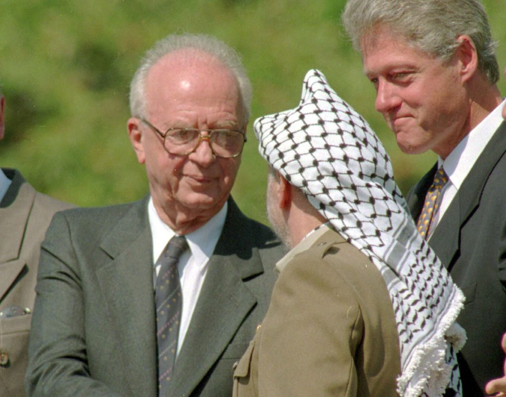 Prove di pace durate troppo poco. Da sinistra: Arafat, Rabin e Clinton a Washington nel 1995  (Keystone)