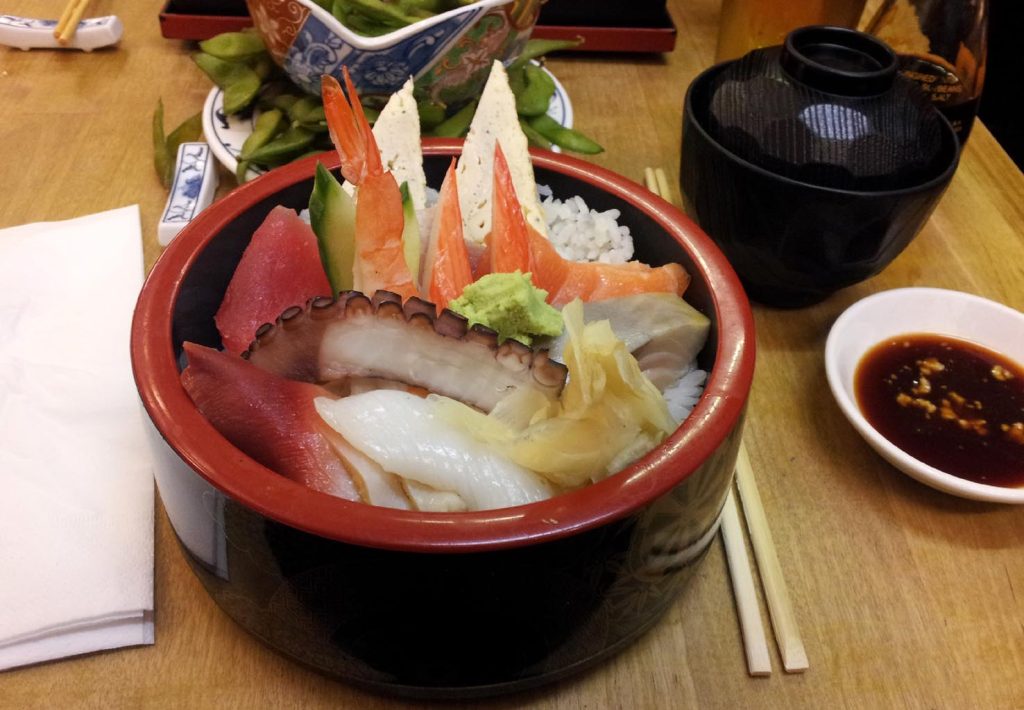 Sono bowl i chirashi giapponesi, ma non solo, allo stesso modo lo sono anche i chao mie cinesi e i pokè hawaiani (Sebastien Cevey)