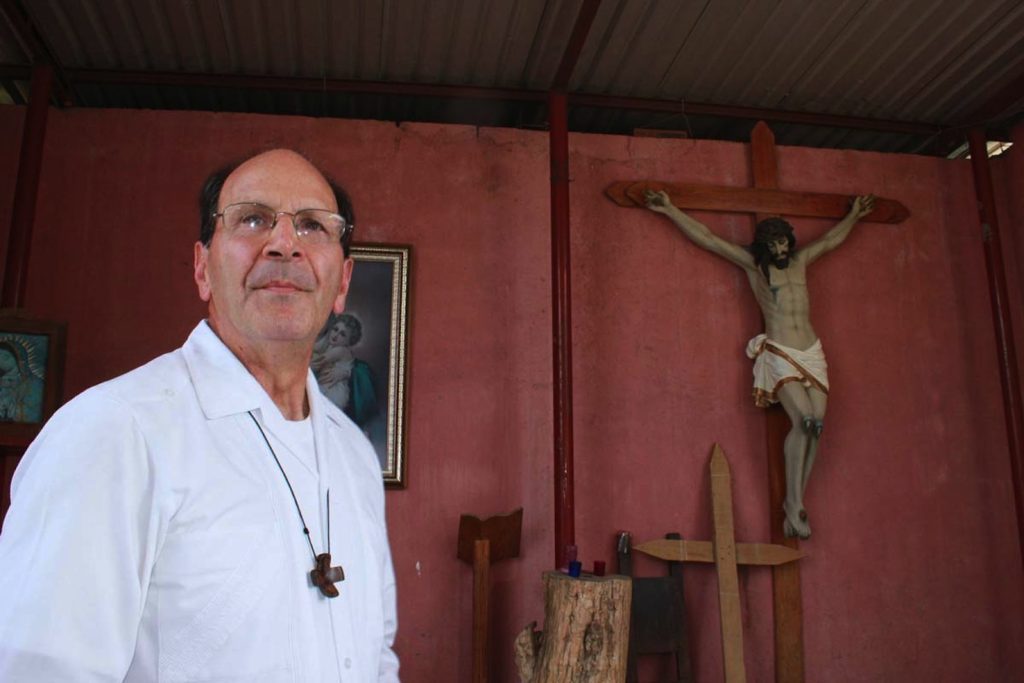 Padre Alejandro Solalinde, camicia bianca e croce convessa al collo disegnatagli da un amico (al Limite)
