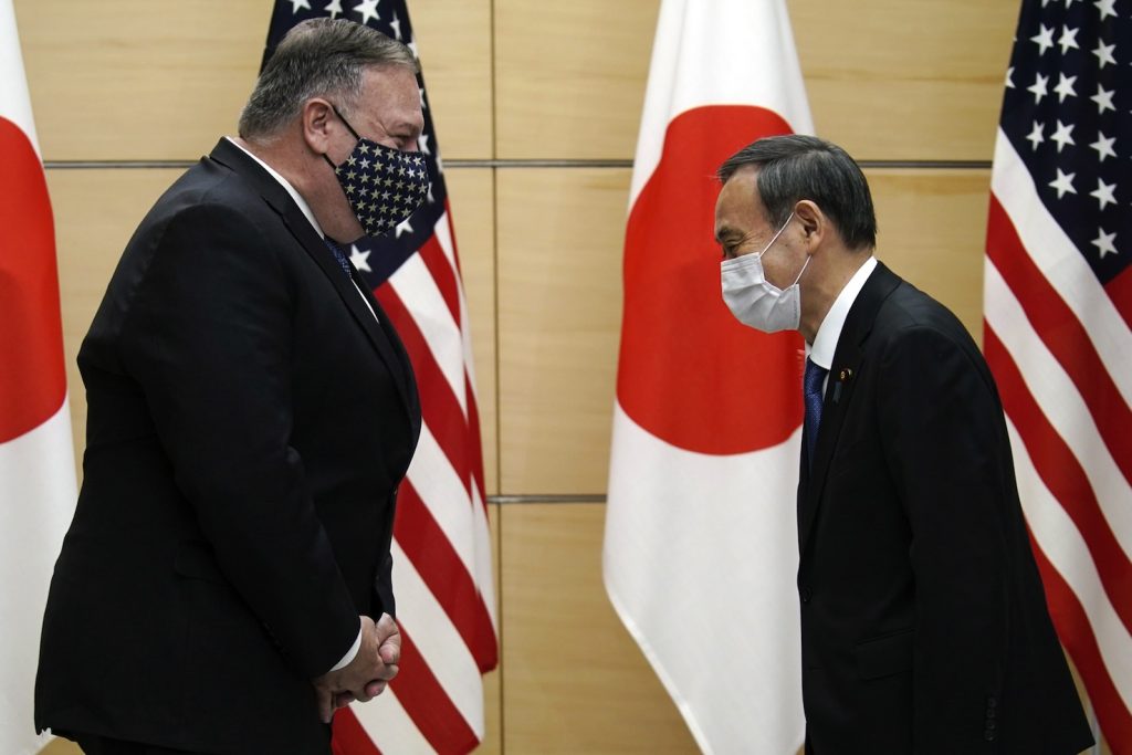Il segretario di Stato Michael Pompeo incontra a Tokyo il premier giapponese Yoshihide Suga (AFP)