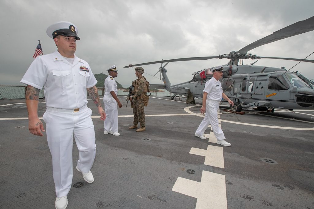 Marinai sulla Blue Ridge, nave comando della Settima Flotta americana, nel porto di Hong Kong lo scorso anno (AFP)