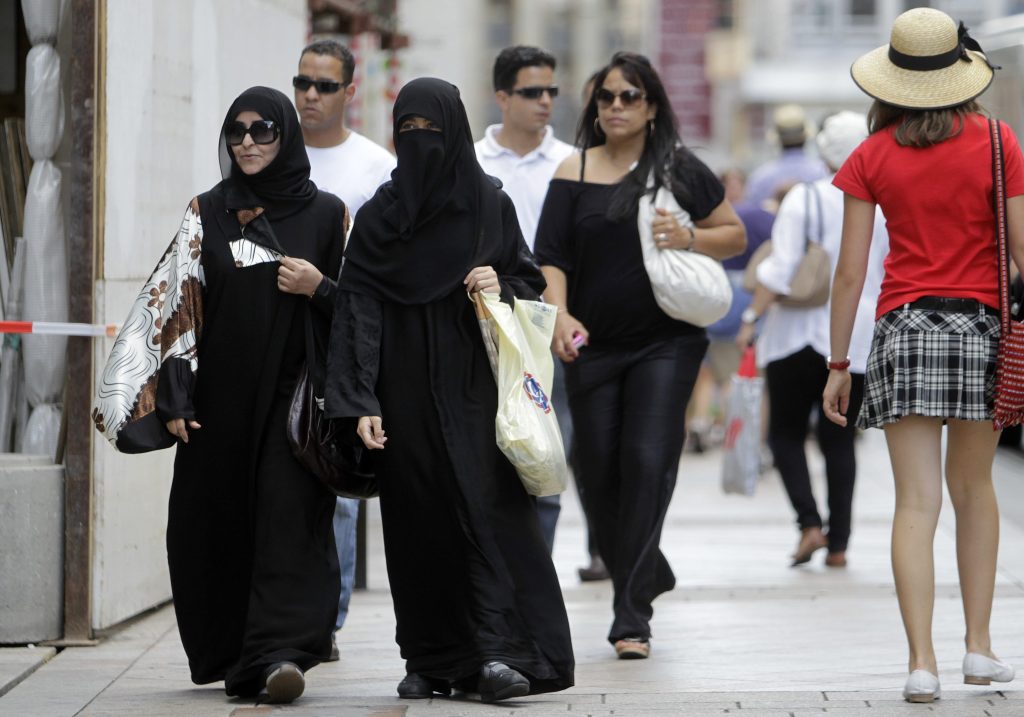 A portare burka o niqab in Svizzera sono soprattutto turiste (Keystone)