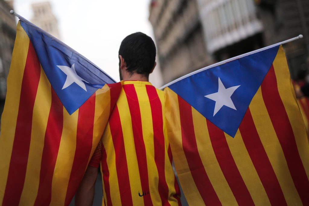 Un manifestante con l'Estelada, la bandiera indipendentista della Catalogna a Plaza de España a Barcellona il 29 settembre 2017 (AFP)