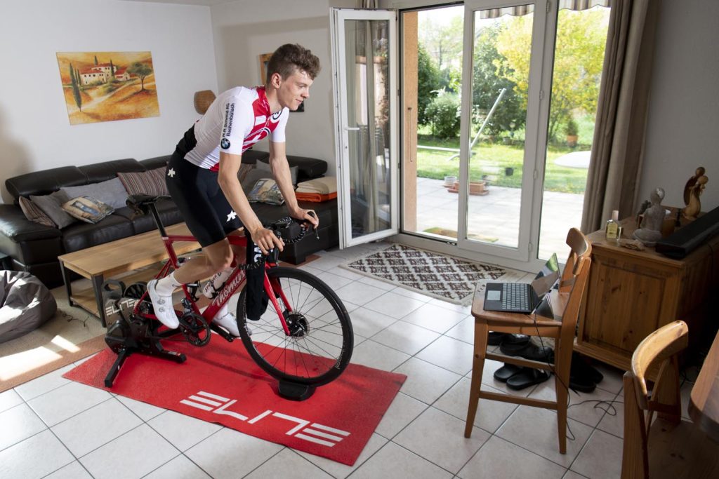 Robin Froidevaux in casa, davanti alla piattaforma Rouvy Indoor Cycling Reality, si allena in vista della recente gara «The Digital Swiss 5» (Keystone)