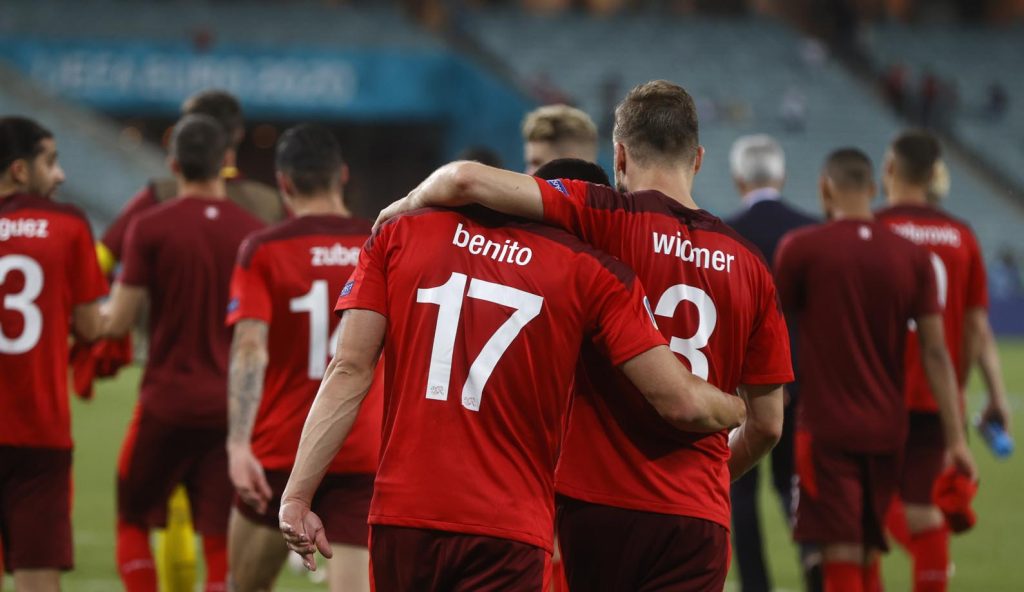 Nonostante tutto si è tornati a casa con la stima e l’abbraccio dei tifosi (Keystone)