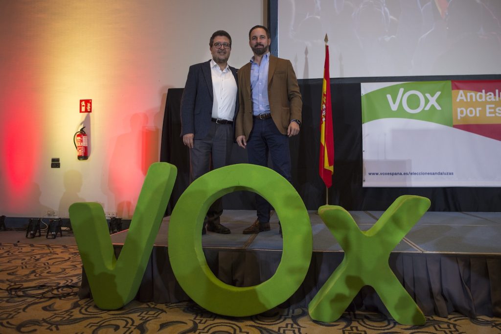 Santiago Abascal (a destra) leader del partito di estrema destra VOX  e Francisco Serrano leader in Andalusia di Vox il 3 dicembre (AFP)