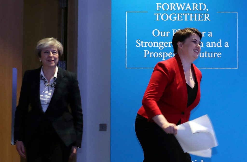 La premier britannica Theresa May e la leader conservatrice scozzese Ruth Davidson (AFP)