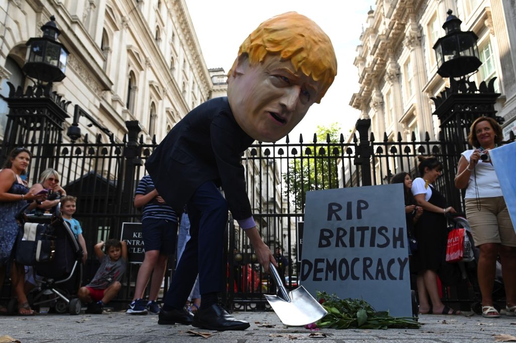 Manifestanti contrari alla sospensione dell’attività del parlamento britannico a Downing Street (AFP)