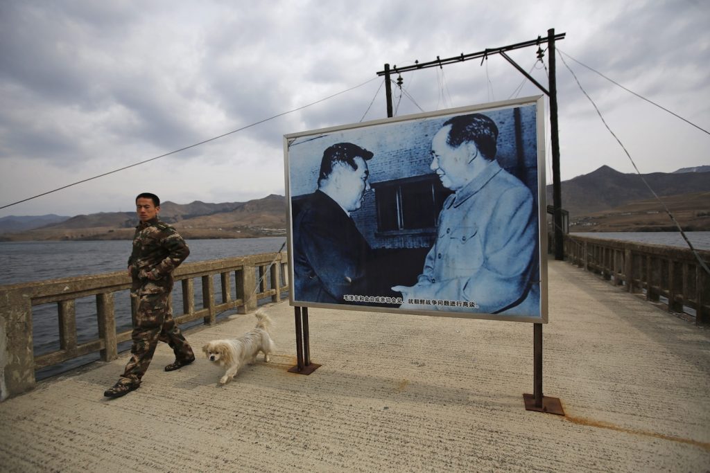 Le immagini di Mao e Kim Il Sung sul ponte che collegava Cina e Corea (Keystone)