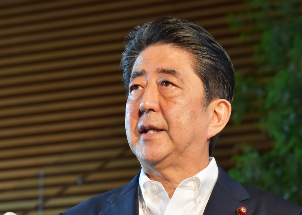 Il premier giapponese Shinzo Abe spiega ai media l’attuale crisi nordcorena (AFP)