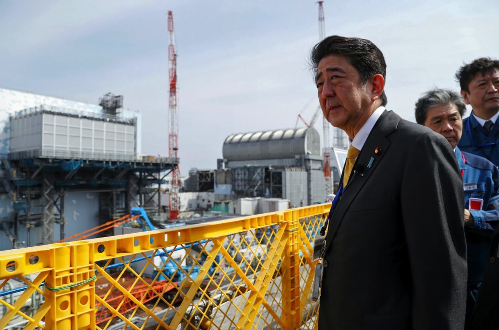Il premier Shinzo Abe alla centrale nucleare di Fukushima (AFP)