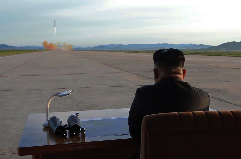Kim Jong-un assiste al lancio di un missile (AFP)