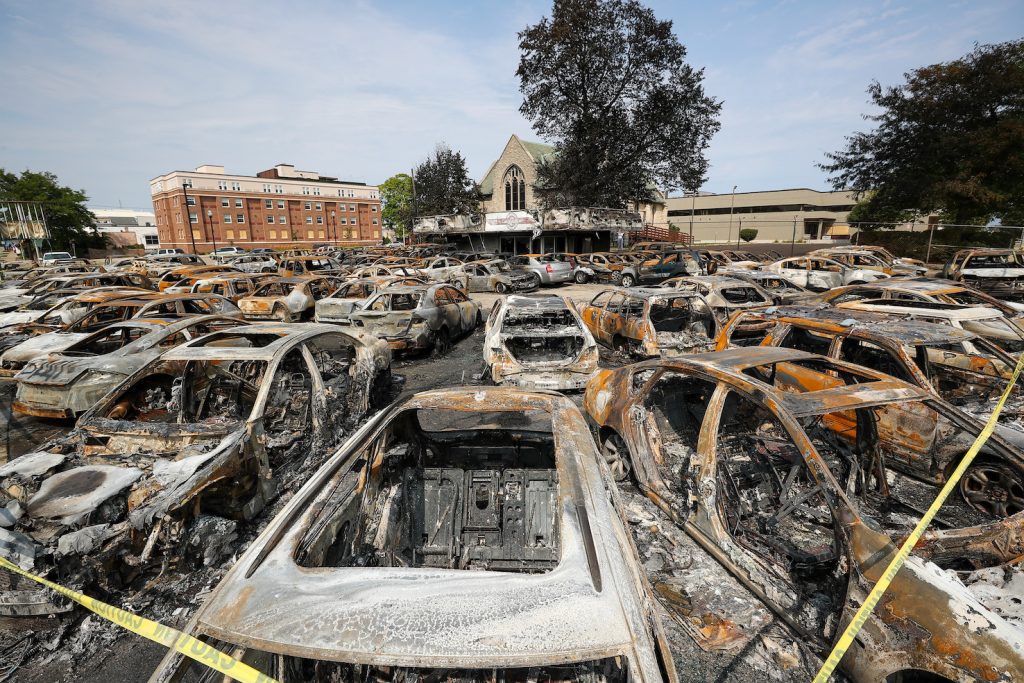 A Kenosha bande di violenti hanno appiccato il fuoco e devastato molti edifici (AFP)