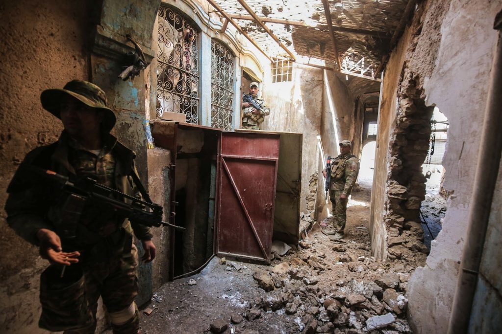 Soldati dell'esercito iracheno perlustrano le case di Mosul una a una (AFP)