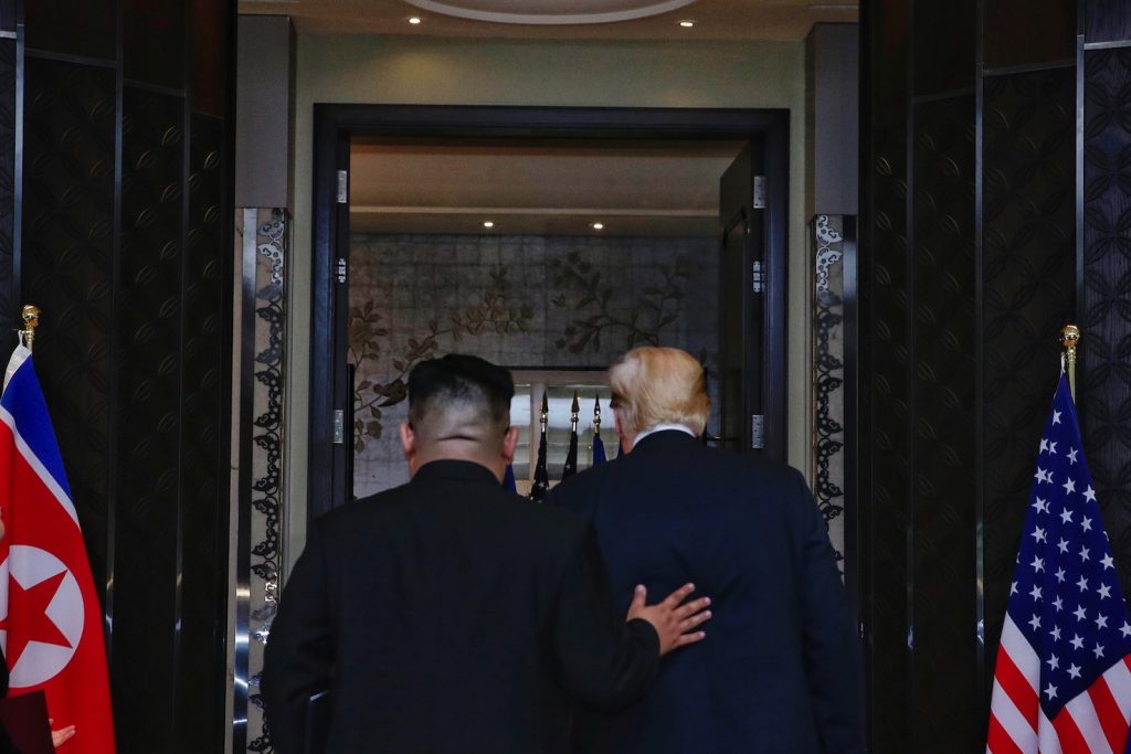 Kim Jong-un e Donald Trump entrano al Capella Hotel per il summit (AFP)