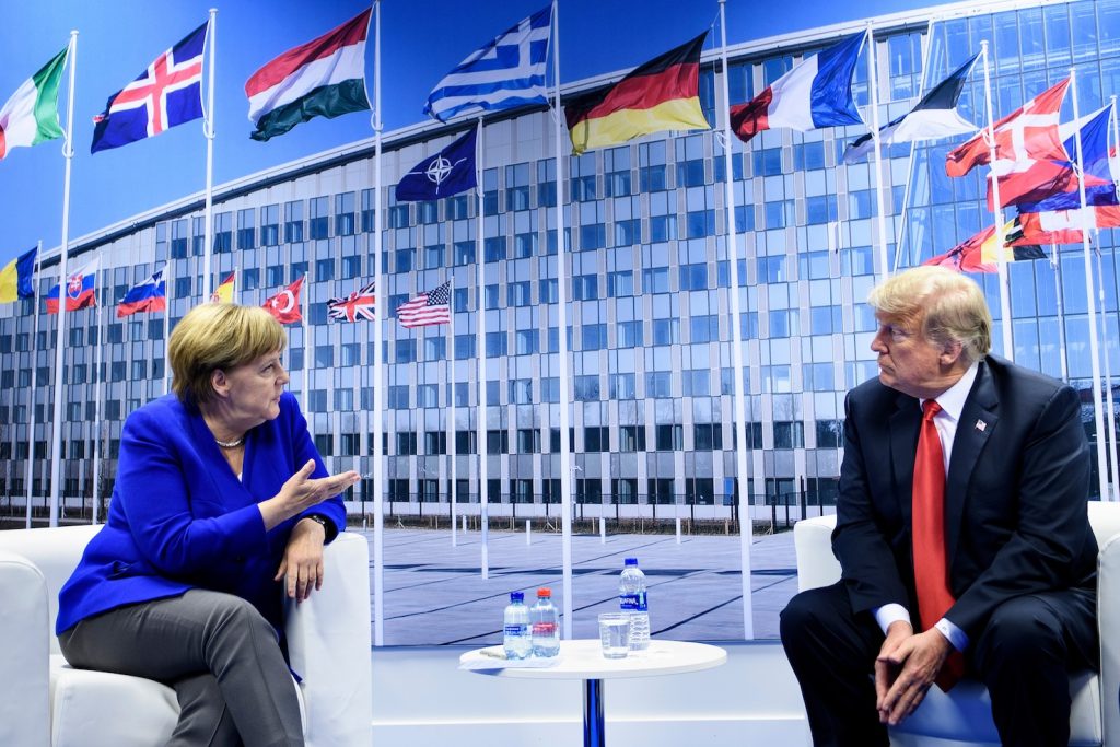 Il vertice Nato è stato preceduto da un incontro bilaterale fra Angela Merkel e Donald Trump (AFP)