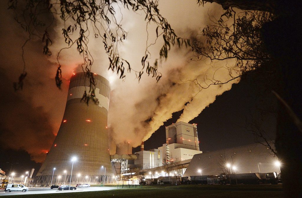 Attivisti di Greenpeace sono saliti sulla cima della più grande centrale a carbone europea a Belchatow per sensibilizzare l’opinione pubblica (Keystone)