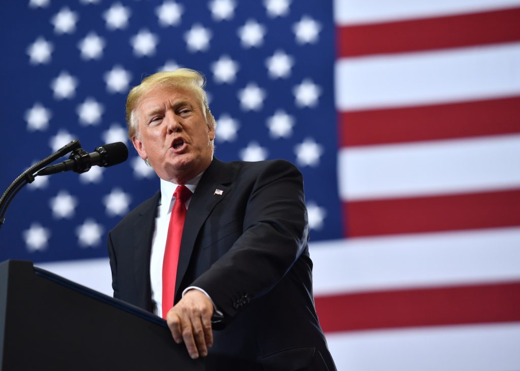 Donald Trump: quella di negoziare con la pistola è una sua costante (AFP)