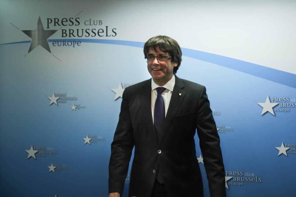 Nella capitale dell’Ue Puigdemont ha ricevuto la notizia della convocazione a comparire davanti al tribunale dell’Audiencia Nacional di Madrid (AFP)