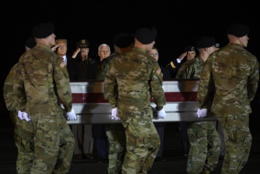 Il presidente Trump e il suo vice Mike Pence ai funerali di un soldato americano ucciso in febbraio in Afghanistan (AFP)