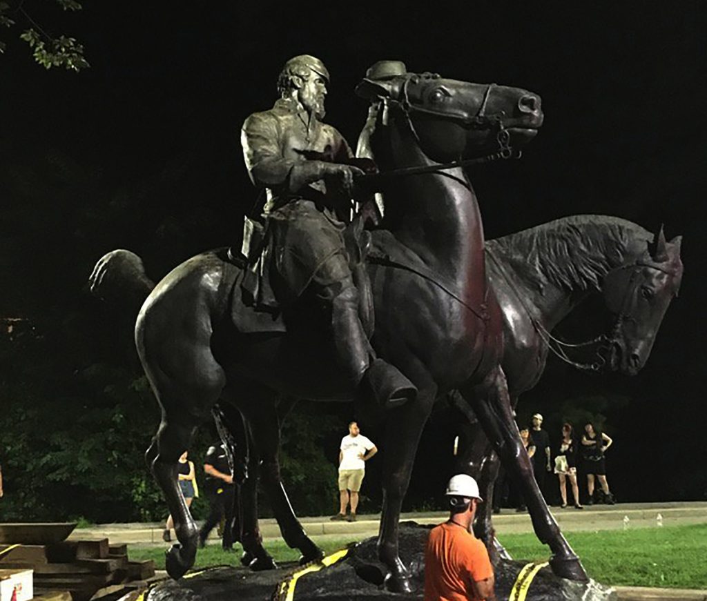 Dopo le violenze di Charlottesville, Baltimora ha rimosso le statue sudiste del generale Lee e di Stonewall Jackson. Di notte, per evitare scontri (AFP)