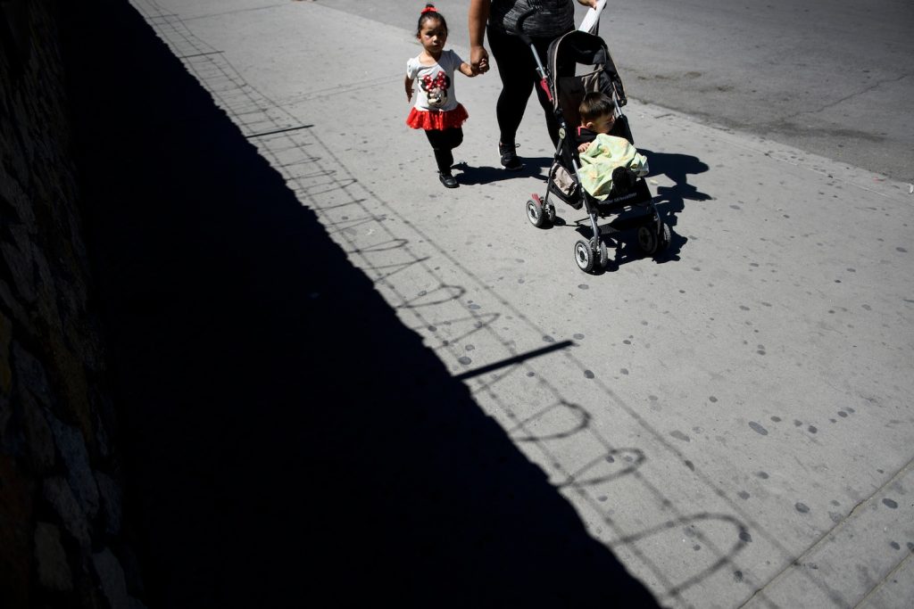 Immigrati latinoamericani a El Paso, in Texas, al confine con il Messico (AFP)