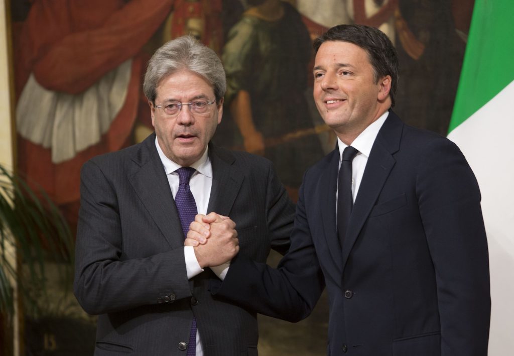 Renzi e Gentiloni a Palazzo Chigi in dicembre per la consegna del testimone (AFP)