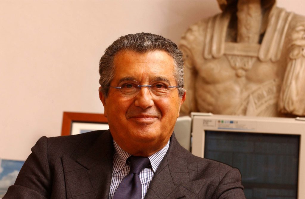 Nato a Torino nel 1943, ha la cittadinanza svizzera (Wikipedia.nl)