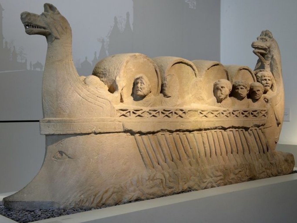 Bassorilievo antico con una nave che trasporta delle botti (pinimg.com)