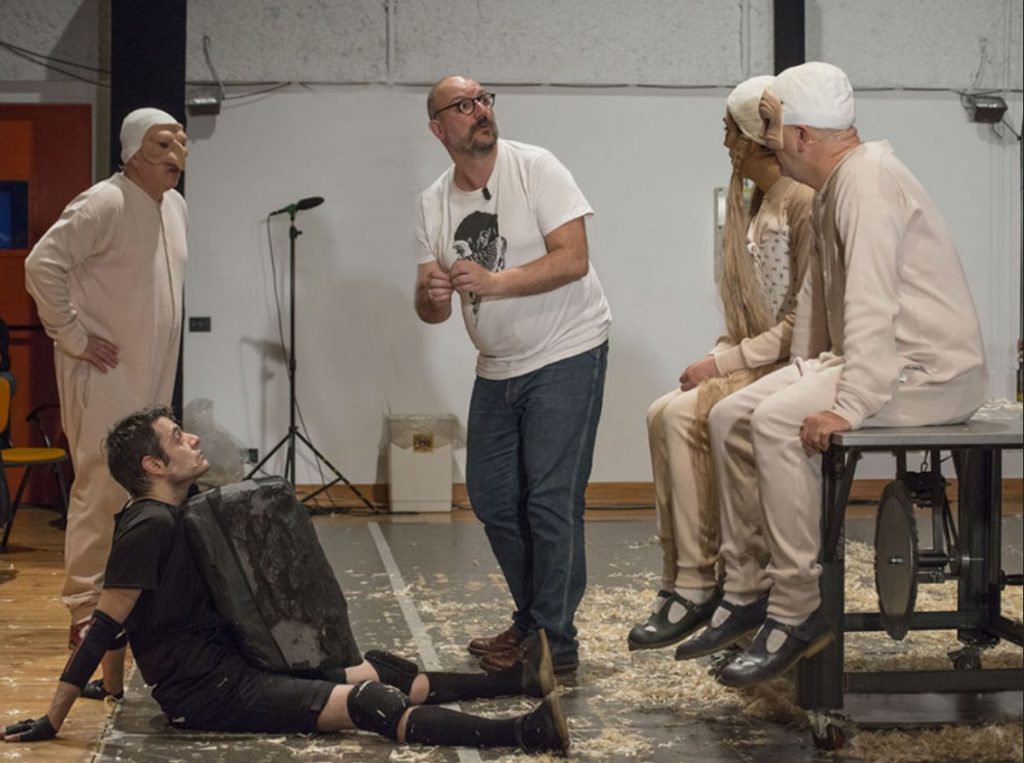 Un momento delle prove: al centro il regista (piccoloteatro.org)