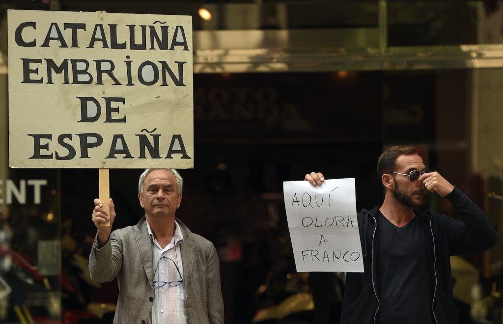 Due manifestanti anti-referendum e pro-referendum a Barcellona (AFP)