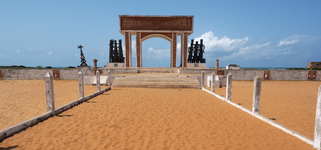 Il monumento Point of no return, a Ouidah, nel Benin, dove gli schiavi venivano imbarcati verso le Americhe (olaireland.ie)