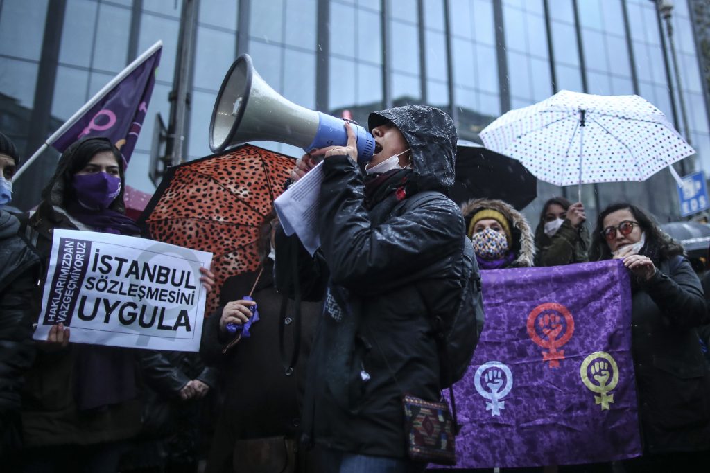 Manifestazione a Istanbul dopo che il presidente Erdogan ha deciso di lasciare la Convenzione (Keystone)