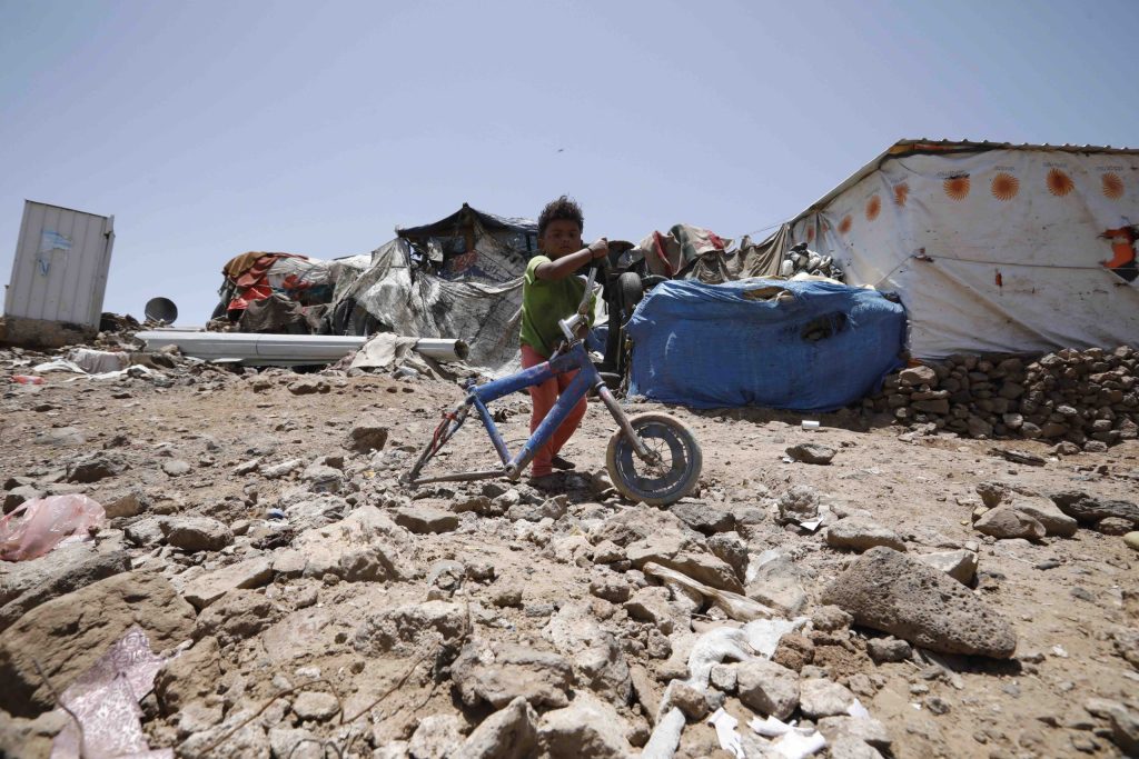 Si inventano giochi anche nel campo per sfollati interni alla periferia della capitale Sanaa (Keystone)