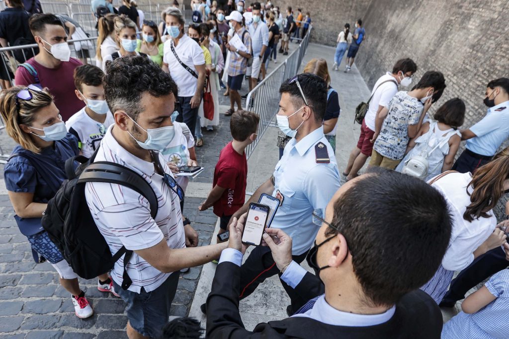 In Italia dal 6 agosto il green pass è obbligatorio per accedere a musei, teatri, cinema, palestre, piscine, eventi sportivi, bar e ristoranti, terrazze escluse (Shutterstock)