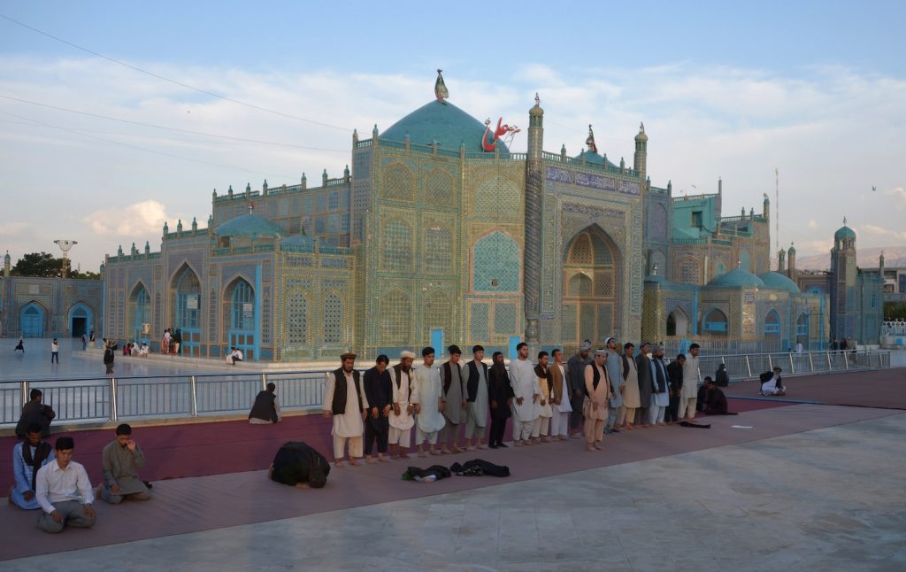 Musulmani afghani in preghiera durante il Ramadan a Mazari-i-Sharif (AFP)