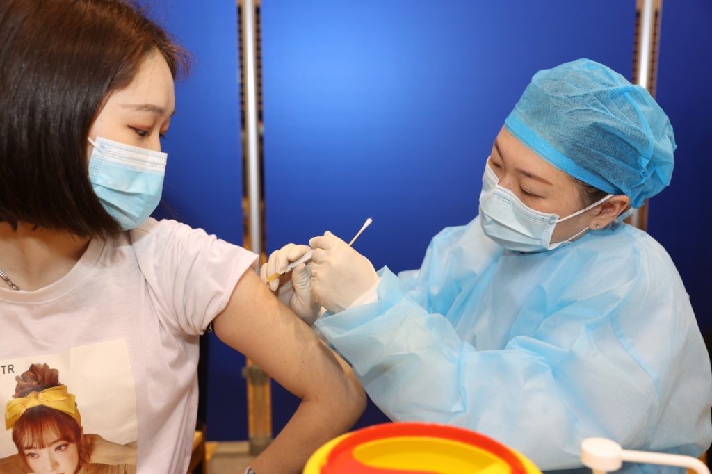 Pechino ha problemi nella produzione e nella percezione su efficacia e sicurezza dei suoi preparati (Shutterstock)